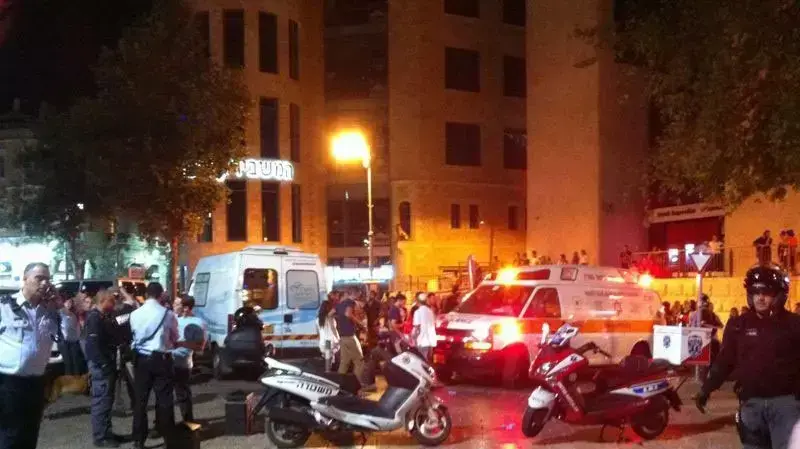 צעיר ערבי נפצע קשה במהלך קטטה בין יהודים לערבים בכיכר ציון בירושלים, אוגוסט 2012 צעיר ערבי נפצע קשה במהלך קטטה בין יהודים לערבים בכיכר ציון בירושלים, אוגוסט 2012
