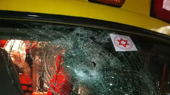 אמבולנס של מד"א נרגם באבנים במהלך קטטה ברהט אמבולנס של מד"א נרגם באבנים במהלך קטטה ברהט