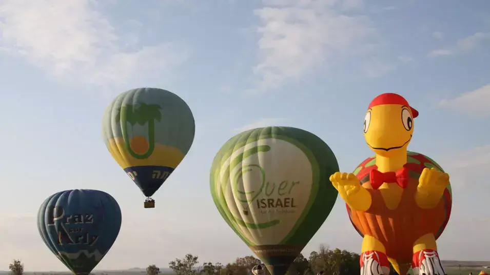 מסע חובק עולם של עשרות כדורים פורחים ייצא לדרך באוקטובר, אוגוסט 2012 מסע חובק עולם של עשרות כדורים פורחים ייצא לדרך באוקטובר, אוגוסט 2012