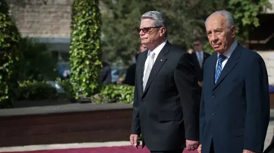 הנשיא שמעון פרס, ונשיא גרמניה, יואכים גאוק, מאי 2012 הנשיא שמעון פרס, ונשיא גרמניה, יואכים גאוק, מאי 2012