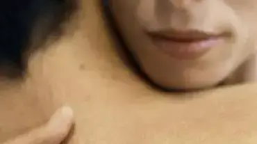 אצבעות נשיות על גוף גברי אצבעות נשיות על גוף גברי