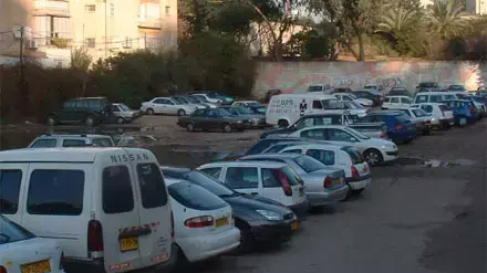 חניון רכבים מאולתר בתל אביב ( עפר אדרת ) חניון רכבים מאולתר בתל אביב ( עפר אדרת )