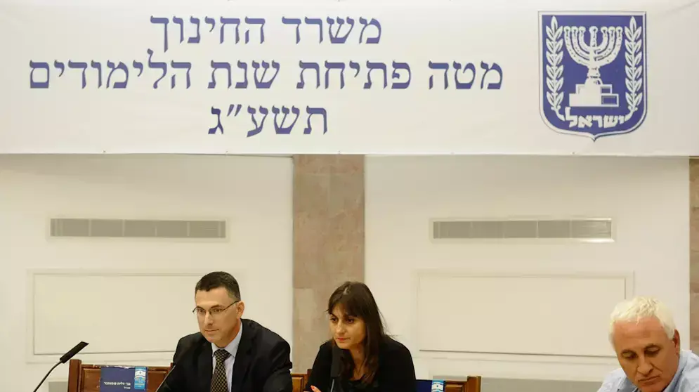 שר החינוך גדעון סער בחדר המצב של משרדו לקראת פתיחת שנת הלימודים שר החינוך גדעון סער בחדר המצב של משרדו לקראת פתיחת שנת הלימודים