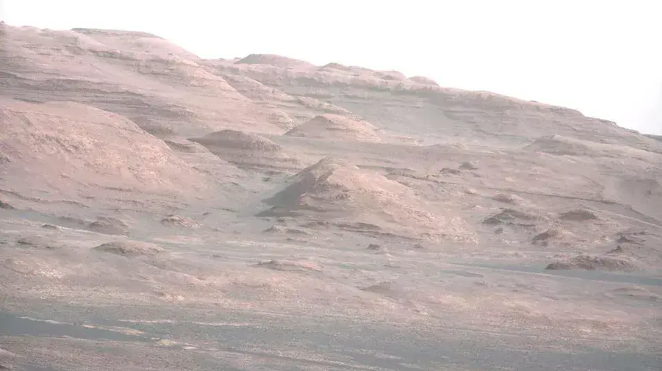 תמונה צבעונית חדשה באיכות גבוהה שצילמה הגשושית "קיוריוסיטי" על פני המאדים, בה נראה בסיס הר שארפ, 28 באוגוסט 2012 תמונה צבעונית חדשה באיכות גבוהה שצילמה הגשושית "קיוריוסיטי" על פני המאדים, בה נראה בסיס הר שארפ, 28 באוגוסט 2012