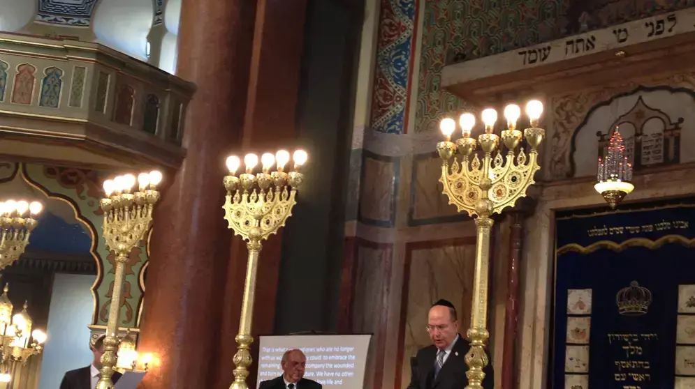 השר משה יעלון נואם בטקס לזכר הרוגי הפיגוע בבורגס, אוגוסט 2012 השר משה יעלון נואם בטקס לזכר הרוגי הפיגוע בבורגס, אוגוסט 2012