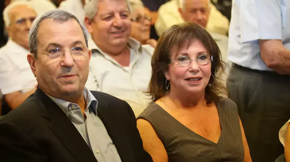 שר הביטחון אהוד ברק בהרמת כוסית לכבוד ראש השנה של מפלגת העצמאות, תל אביב, ספטמבר 2012 שר הביטחון אהוד ברק בהרמת כוסית לכבוד ראש השנה של מפלגת העצמאות, תל אביב, ספטמבר 2012