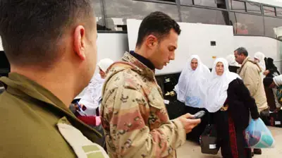 פלשטינים עוברים במחסום ארז פלשטינים עוברים במחסום ארז