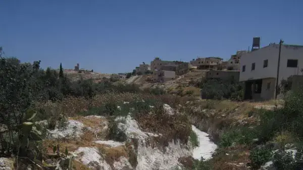 נחל חברון מזוהם כתוצאה מתעשיית השיש בחברון
