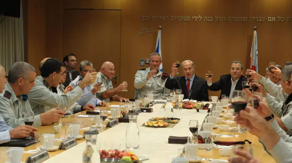 הרמת כוסית של רה"מ בינימין נתניהו וקציני המטה הכללי לכבוד ראש השנה, ספטמבר 2012 הרמת כוסית של רה"מ בינימין נתניהו וקציני המטה הכללי לכבוד ראש השנה, ספטמבר 2012