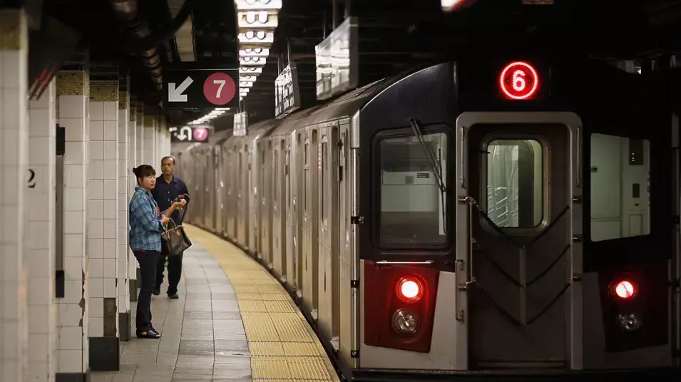 נוסעים ברכבת התחתית בניו יורק