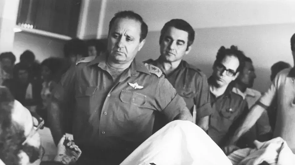 יצחק חופי אלוף פיקוד הצפון מבקר פצועים ממלחמת יום הכיפורים, ספטמבר 2012 יצחק חופי אלוף פיקוד הצפון מבקר פצועים ממלחמת יום הכיפורים, ספטמבר 2012