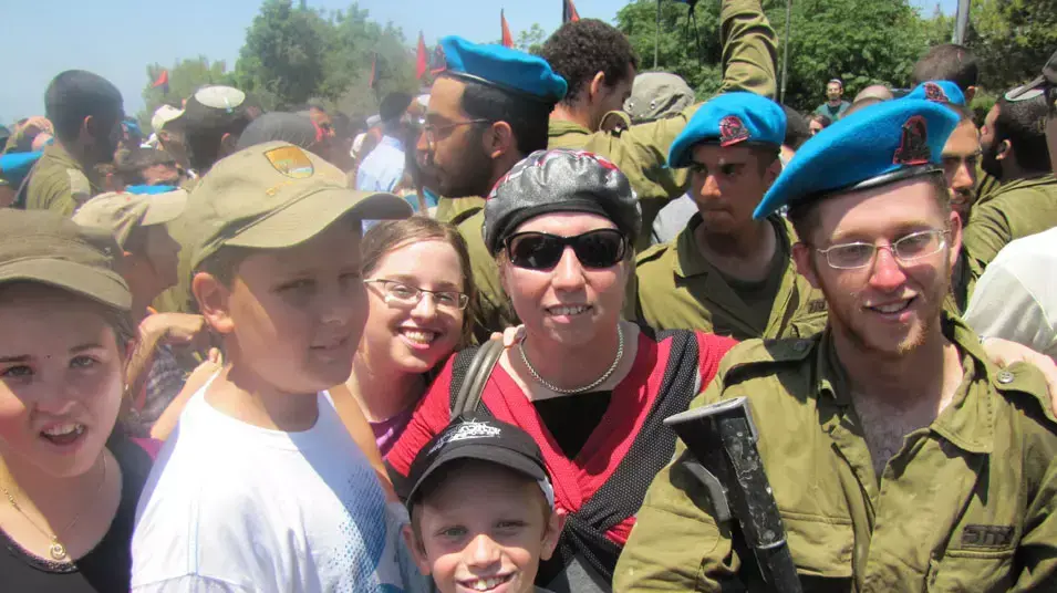 סמל נתנאל יהלומי שנהרג בהיתקלות עם מחבלים בגבול מצרים, עם בני משפחתו סמל נתנאל יהלומי שנהרג בהיתקלות עם מחבלים בגבול מצרים, עם בני משפחתו