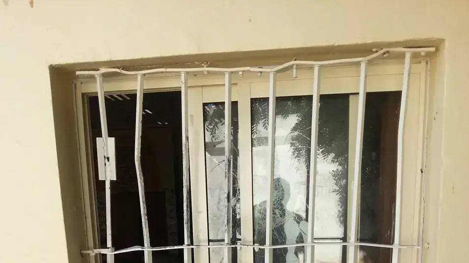 סניף תנועת הנוער "עזרא" בלוד לאחר פריצה ומעשי ונדליזם, ספטמבר 2012 סניף תנועת הנוער "עזרא" בלוד לאחר פריצה ומעשי ונדליזם, ספטמבר 2012