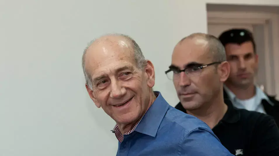 ראש הממשלה לשעבר אהוד אולמרט בגזר הדין בפרשת מרכז ההשקעות, ספטמבר 2012 ראש הממשלה לשעבר אהוד אולמרט בגזר הדין בפרשת מרכז ההשקעות, ספטמבר 2012