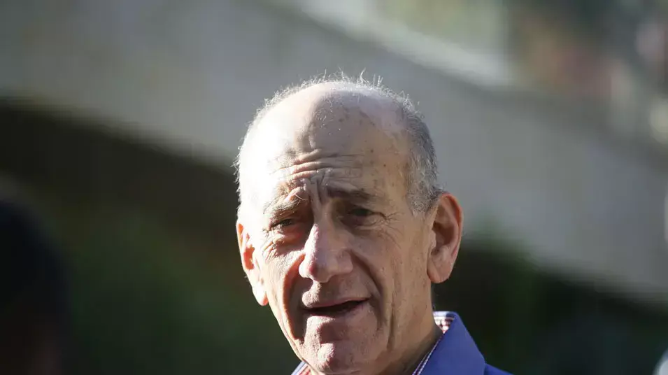 אולמרט יוצא מביתו לאחר גזר הדין , סמפטמבר 2012 אולמרט יוצא מביתו לאחר גזר הדין , סמפטמבר 2012