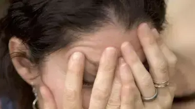 אשה מתביישת אשה מתביישת