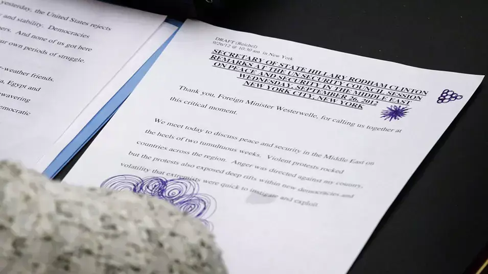 שרבוטים בדפי הנאום של מזכירת המדינה האמריקנית, הילרי קלינטון. מועצת הביטחון של האו"ם, 26 בספטמבר 2012 שרבוטים בדפי הנאום של מזכירת המדינה האמריקנית, הילרי קלינטון. מועצת הביטחון של האו"ם, 26 בספטמבר 2012