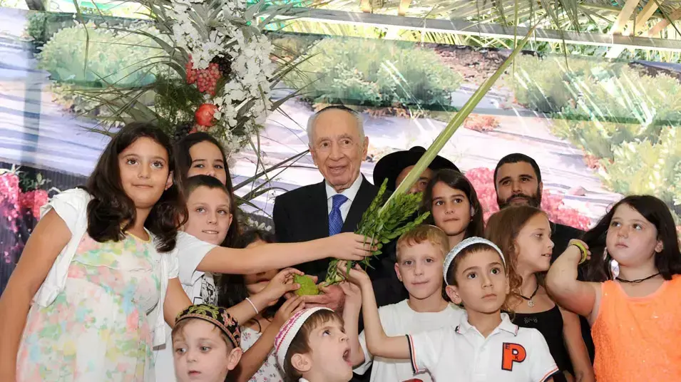 שמעון פרס מקשט את סוכת הנשיא עם ילדי ירושלים ומשלחת רבני כפר חב"ד,סמפטמבר 2012 שמעון פרס מקשט את סוכת הנשיא עם ילדי ירושלים ומשלחת רבני כפר חב"ד,סמפטמבר 2012