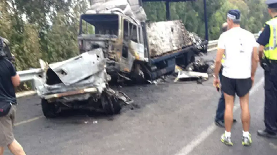 תאונת דרכים בין משאית לרכב פרטי בניצני עוז, ספטמבר 2012 תאונת דרכים בין משאית לרכב פרטי בניצני עוז, ספטמבר 2012