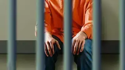אילוסטרציה בחור מאחורי סורגים אילוסטרציה בחור מאחורי סורגים