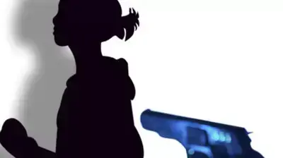 אקדח מכוון לאישה רצה (אילוסטרציה ) אקדח מכוון לאישה רצה (אילוסטרציה )