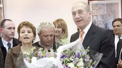 החלפת שרים במשרד התקשורת  השר היוצא אהוד אולמרט והשרה החדשה דליה איציק ( צילום טירם ששון )