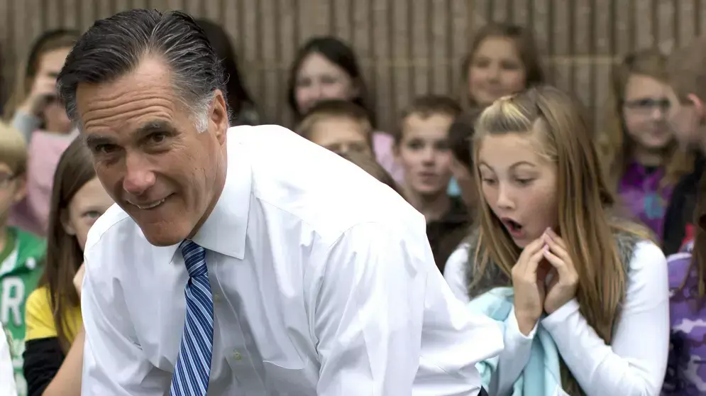 תלמידה מסתכלת על ישבנו של המועמד הרפובליקני לנשיאות ארה"ב, מיט רומני, אוקטובר 2012 תלמידה מסתכלת על ישבנו של המועמד הרפובליקני לנשיאות ארה"ב, מיט רומני, אוקטובר 2012