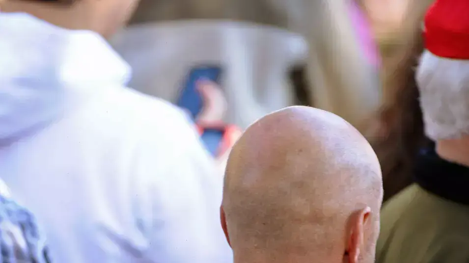 גבר לובש חולצה גזענית בכנס למען מיט רומני באוהיו, אוקטובר 2012 גבר לובש חולצה גזענית בכנס למען מיט רומני באוהיו, אוקטובר 2012