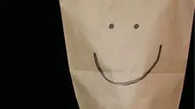 איש עם שקית על הראש ורימון ביד איש עם שקית על הראש ורימון ביד