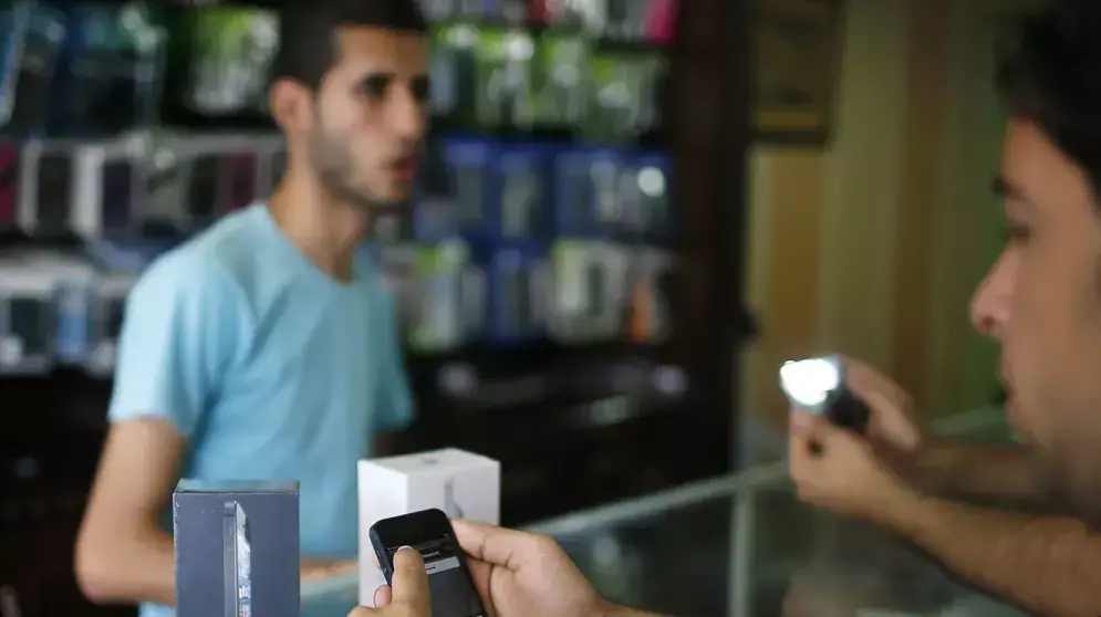 אייפון 5 נמכר בהצלחה ברצועת עזה, אוקטובר 2012 אייפון 5 נמכר בהצלחה ברצועת עזה, אוקטובר 2012