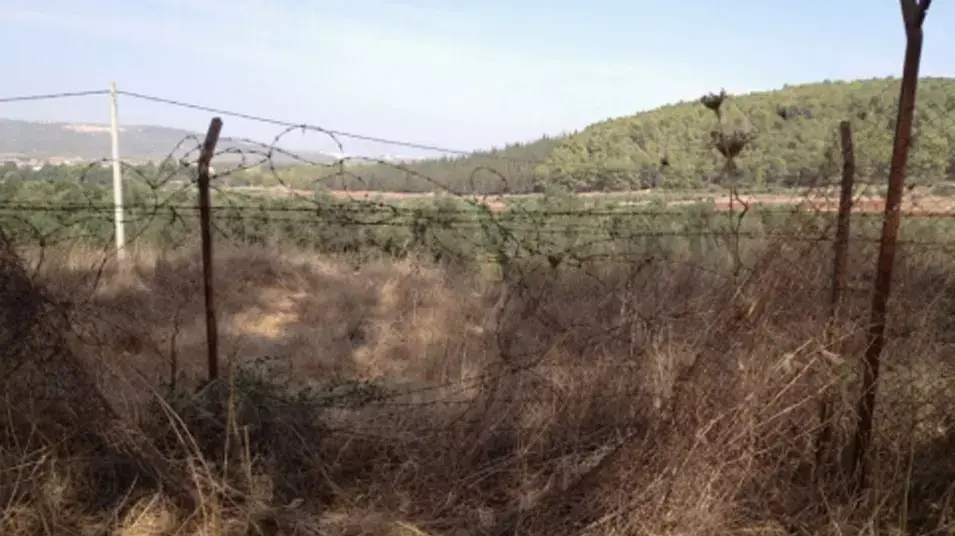 קרע בגדר הבסיס בצפון ממנו נגנבה תחמושת קרע בגדר הבסיס בצפון ממנו נגנבה תחמושת