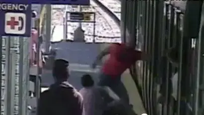 שון דיווארי, מתאבק מקצועי שהשתלט על נוסע שיכור במהלך נסיעה ברכבת במינסוטה, ארה"ב שון דיווארי, מתאבק מקצועי שהשתלט על נוסע שיכור במהלך נסיעה ברכבת במינסוטה, ארה"ב