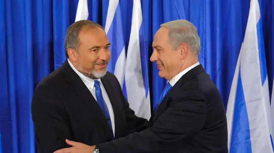 אביגדור ליברמן ובנימין נתניהו מודיעים על איחוד לקראת הבחירות, אוקטובר 2012 אביגדור ליברמן ובנימין נתניהו מודיעים על איחוד לקראת הבחירות, אוקטובר 2012