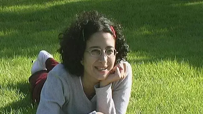 סטודנטית על הדשא באוניברסיטת תל אביב סטודנטית על הדשא באוניברסיטת תל אביב