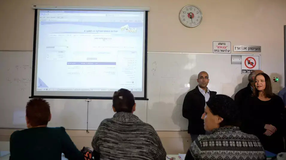 יו"ר מפלגת העבודה שלי יחימוביץ בסיור בנתיבות, נובמבר 2012 יו"ר מפלגת העבודה שלי יחימוביץ בסיור בנתיבות, נובמבר 2012