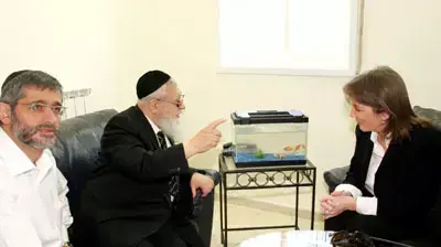 אלי ישי בפגישה בין לימור לבנת ועובדיה יוסף (צילום ששון טירם ) אלי ישי בפגישה בין לימור לבנת ועובדיה יוסף (צילום ששון טירם )