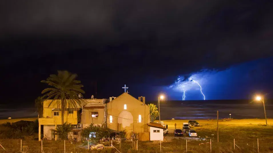ברקים מאחורי כנסייה ליד חיפה ברקים מאחורי כנסייה ליד חיפה