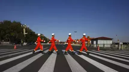 כבאים סינים צועדים בכיכר טיאננמן בבייג'ינג, נובמבר 2012 כבאים סינים צועדים בכיכר טיאננמן בבייג'ינג, נובמבר 2012