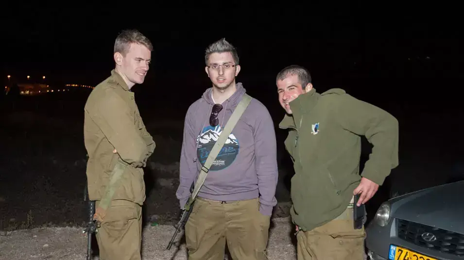 מילואימניקים לאחר קבלת צווי 8 מתאספים ליד כלא עופר, נובמבר 2012 מילואימניקים לאחר קבלת צווי 8 מתאספים ליד כלא עופר, נובמבר 2012