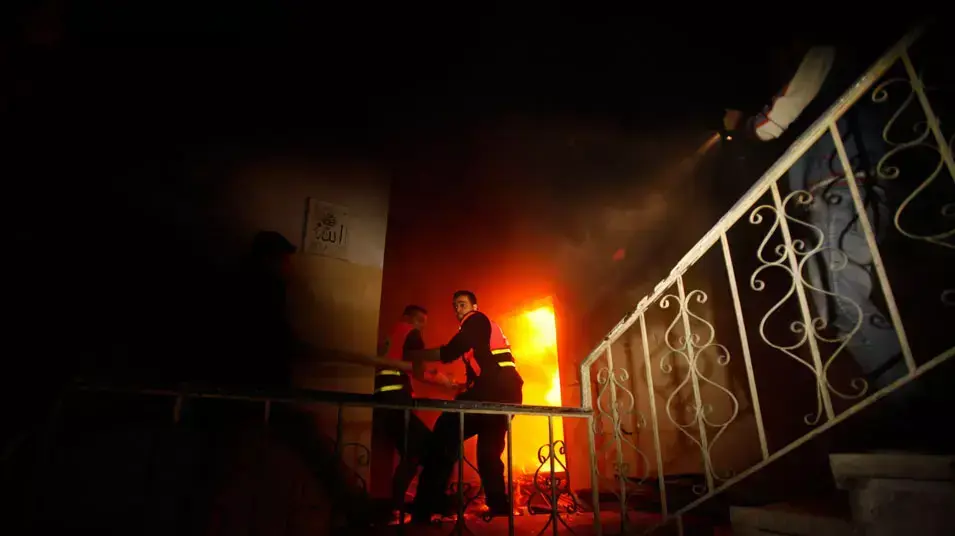 כבאים עומלים על כיבוי שריפה שפרצה בעקבות הפצצת צה"ל בבניין משרדים של התקשורת בעיר עזה, 19 נובמבר 2012 כבאים עומלים על כיבוי שריפה שפרצה בעקבות הפצצת צה"ל בבניין משרדים של התקשורת בעיר עזה, 19 נובמבר 2012