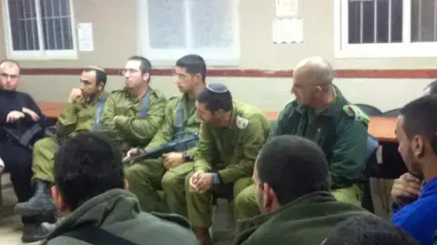 חיילי מילואים חסמו אוטובוס של חיילי סדיר חיילי מילואים חסמו אוטובוס של חיילי סדיר