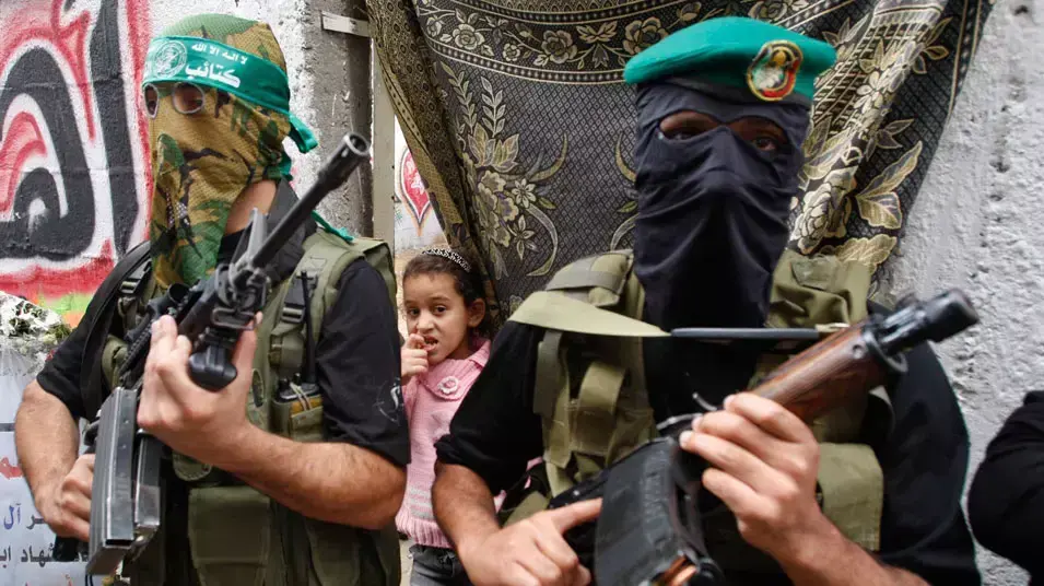 פעילי חמאס חמושים ליד אוהל האבלים על מותו של אחמד ג'עברי פעילי חמאס חמושים ליד אוהל האבלים על מותו של אחמד ג'עברי