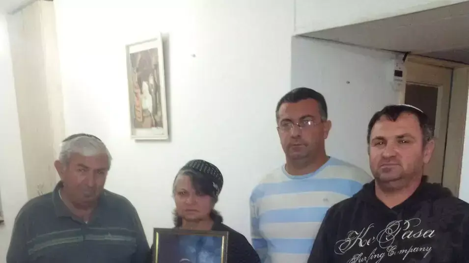 בני משפחת מירילשווילי עם תמונת הבן מיכאל בני משפחת מירילשווילי עם תמונת הבן מיכאל
