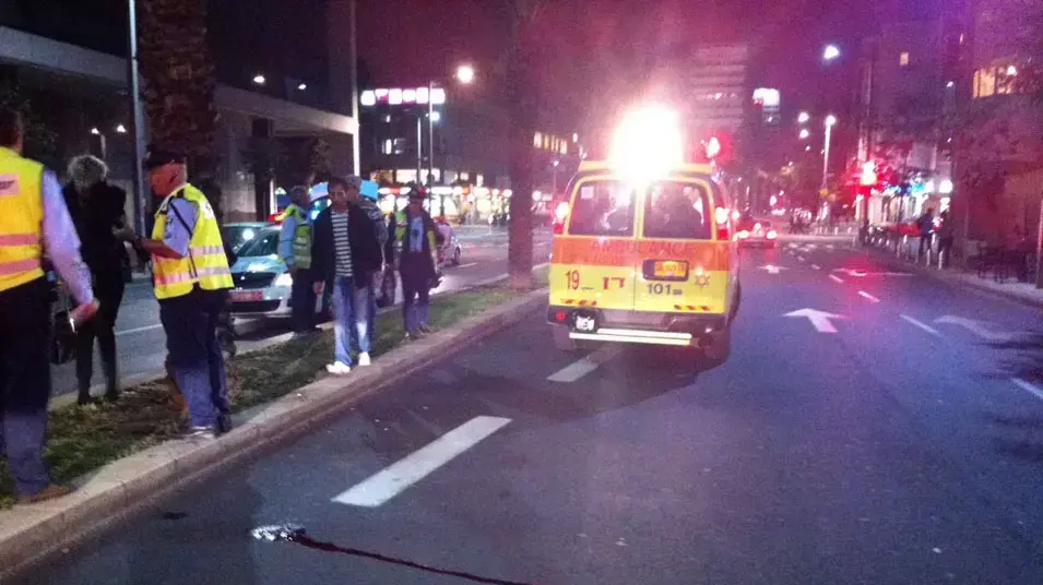 הולך רגל נפגע מרכב ברחוב אבן גבירול בתל אביב, נובמבר 2012 הולך רגל נפגע מרכב ברחוב אבן גבירול בתל אביב, נובמבר 2012
