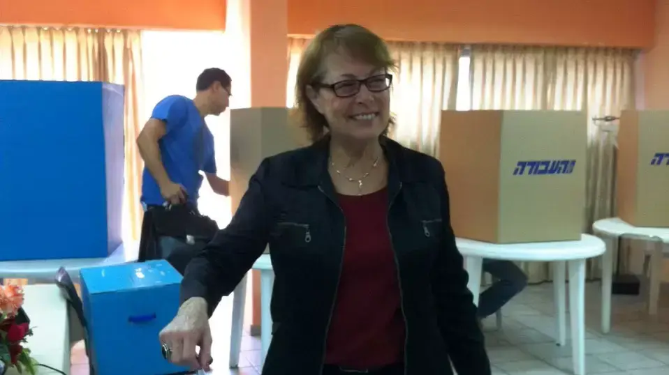 המועמדת בפריימריז בעבודה, מלי פולישוק-בלוך, מצביעה המועמדת בפריימריז בעבודה, מלי פולישוק-בלוך, מצביעה