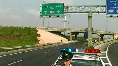 שוטרת מאבטחת את שביתת המשאיות שוטרת מאבטחת את שביתת המשאיות