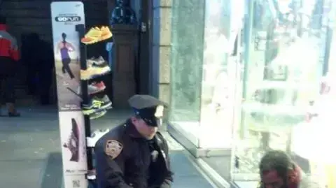 שוטר עוזר להמולמס בניו יורק שוטר עוזר להמולמס בניו יורק