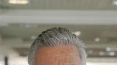 אפרים סנה מביט הצידה