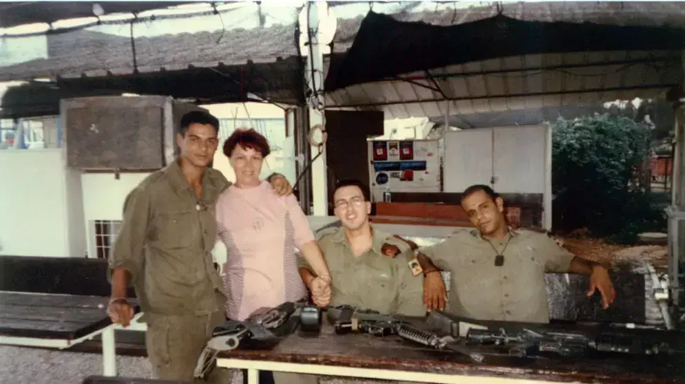 חיילים ובהם יניב ג'יבלי עם "הדודה מרי", 1995 חיילים ובהם יניב ג'יבלי עם "הדודה מרי", 1995