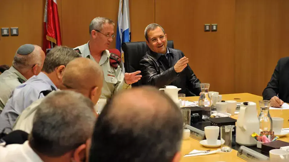 שר הביטחון אהוד ברק עם הרמטכ"ל ה-20 של צה"ל בני גנץ בפורום מטכ"ל, פברואר 2011 שר הביטחון אהוד ברק עם הרמטכ"ל ה-20 של צה"ל בני גנץ בפורום מטכ"ל, פברואר 2011